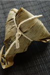 Zongzi de riz emballé dans une feuille aromatique