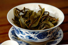 Feuilles infusées dans un gaiwan