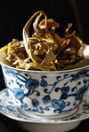 Gaiwan remplis de feuilles de thé