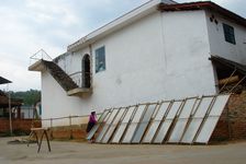 Séchage du papier dans les rues d'un village Dai du Xishuangbanna