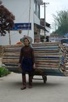 Femme Dai de retour de la rivière où elle a lavé une pile de cadre