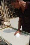 Calandrage du papier à l'aide d'un bol
