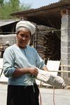 Femme Dai avec une série d'écrits Bouddhistes Dai emballés