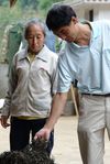  Wang Bing in the process of sourcing the Maocha to Yi Wu