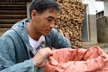  Wang Bing observing a Maocha San Qiutian