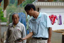 Wang Bing observant un maocha dans un village de Yi Wu