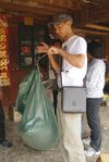 Wang Bing en train d'acheter du maocha à un petit producteur de Mahei