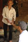  Wang Bing buying a few sheets of Maocha to Mahei 