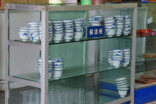 Gaiwan sous le comptoir d'un salon de thé au Sichuan