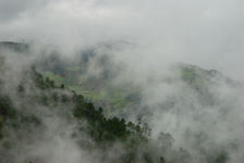 Hautes montagnes du Sichuan sous la brume