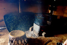  sheets drying in the smoke, the fire in bad weather in a small Lao Banzhang producer