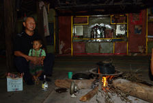 Intérieur d'une maison Bulang, Xishuangbanna, Yunnan