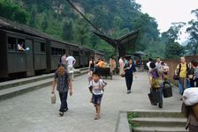 Train à vapeur dans un village de montagnes du Sichuan