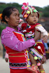 Femme Wa et son enfant dans la région de Lincang