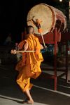Moine battant le tambour dans un temple Bulang