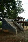 Escalier pour donner la douche à Bouddha dans un temple Bulang