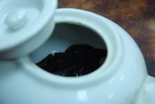 Feuilles de puerh <span class='translation'>(Pu Er tea)</span> sombre dans un Dim Sum à Hong Kong